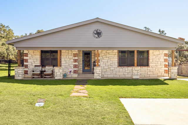Hill Country Farmhouse with Hot Tub, Sleeps 12, Near Canyon Lake image 3