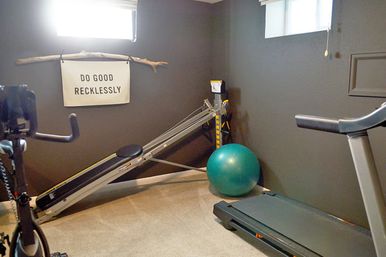 The Daphne: 4BR with Fenced Yard, Hot Tub, Home Theater + Gym image 32