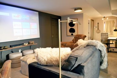 The Daphne: 4BR with Fenced Yard, Hot Tub, Home Theater + Gym image 11