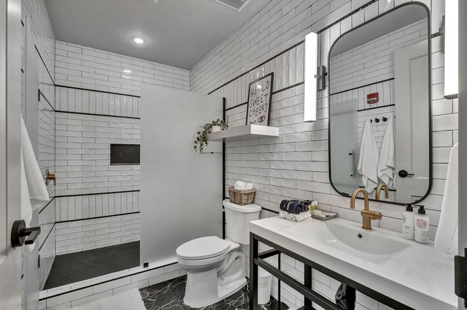 Lower Broadway Suite at The Maddox: The Ultimate Nashville Getaway image 9