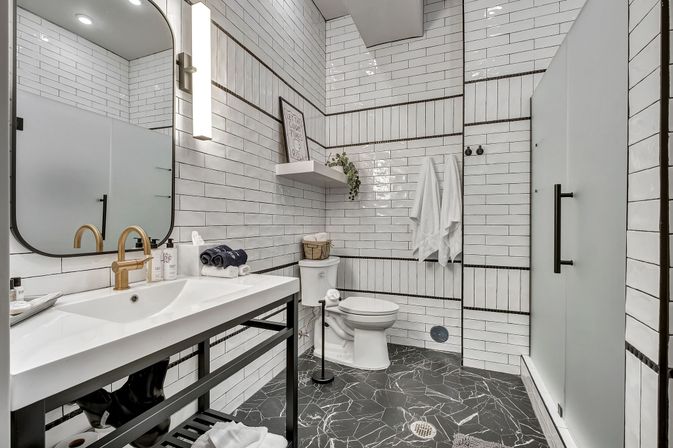 Lower Broadway Suite at The Maddox: The Ultimate Nashville Getaway image 11