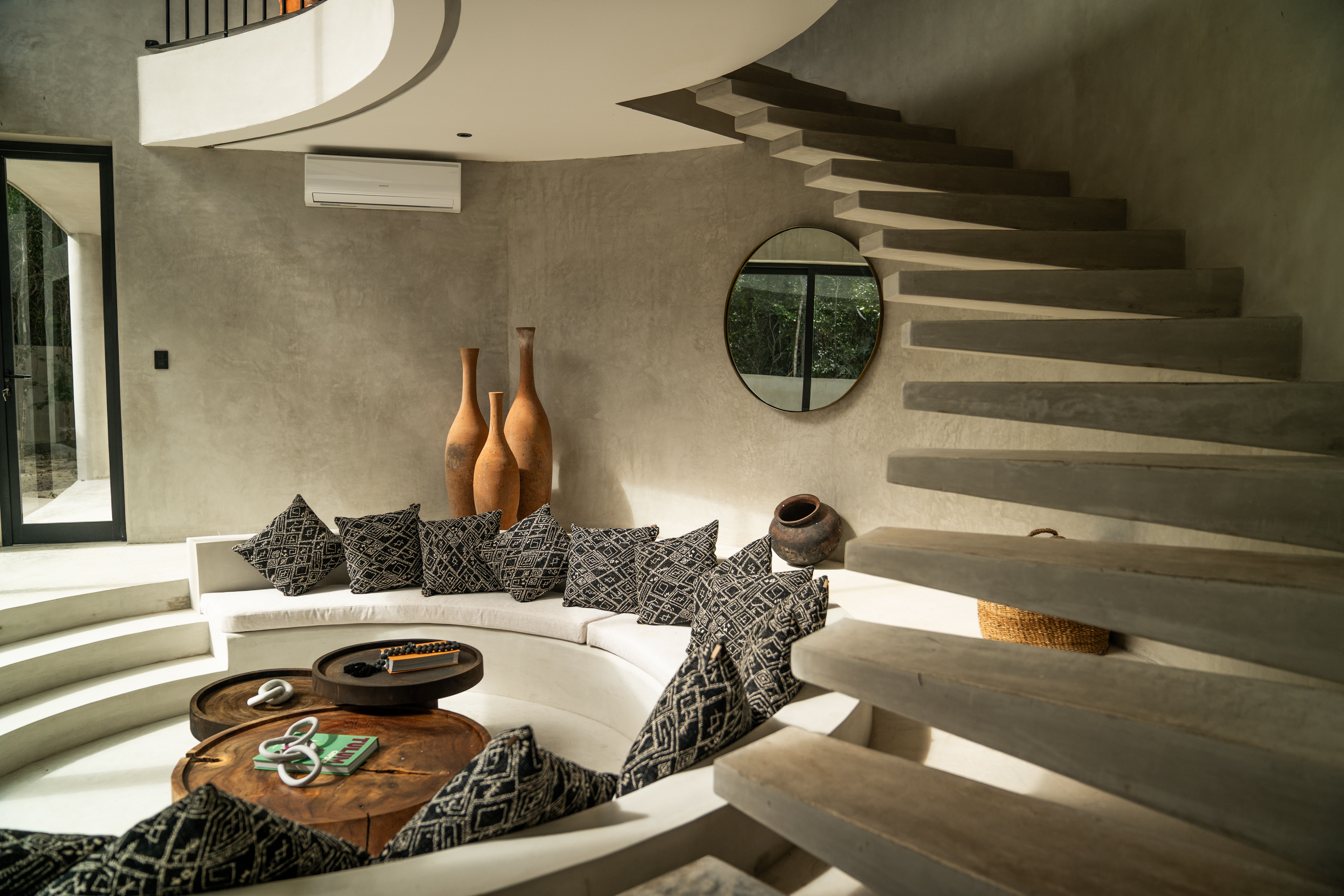 Caan Estate: Two Villas Combined into a Luxurious 10 BR Retreat with Concierge image 3