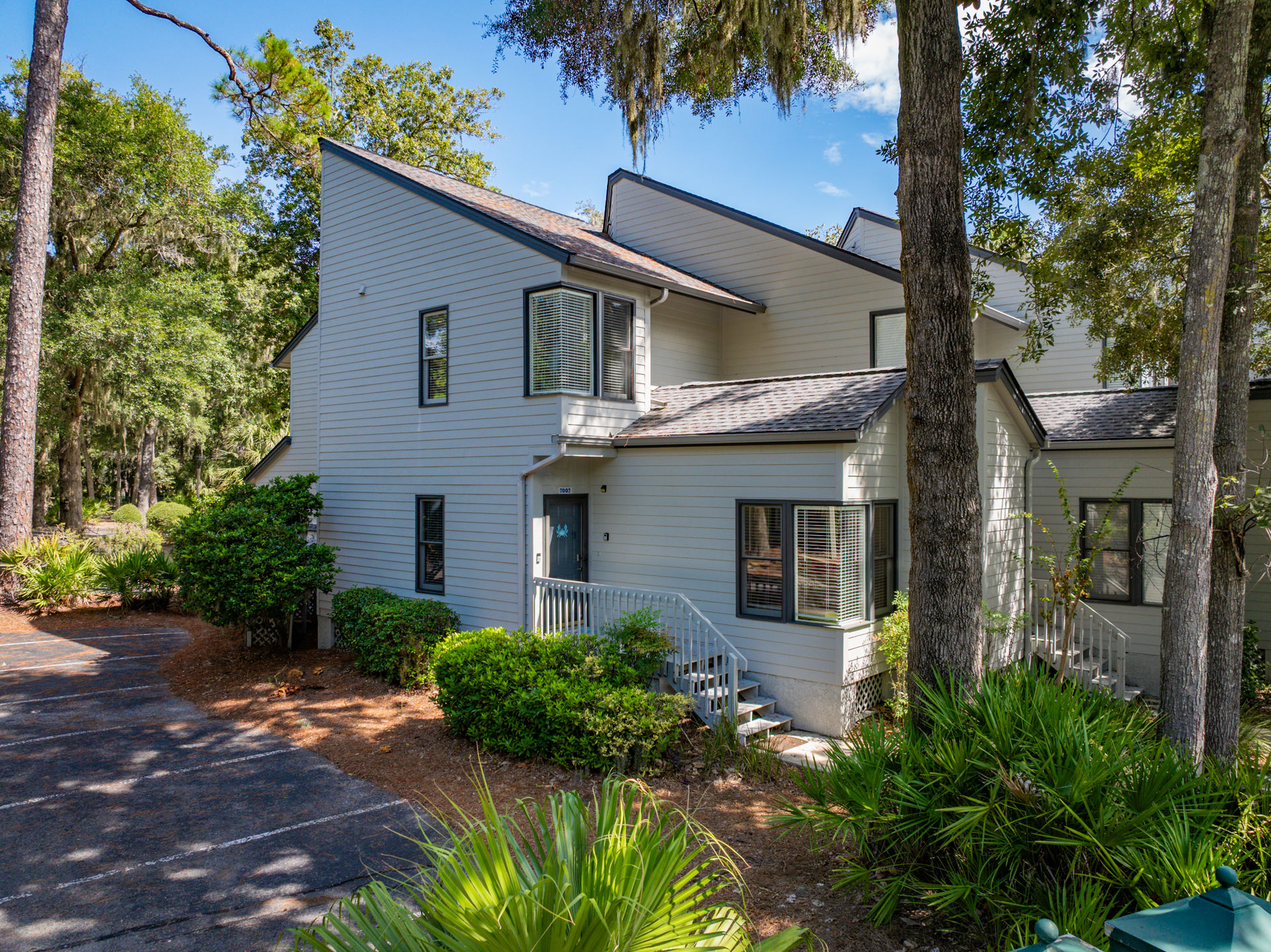 Treetops Coastal Paradise: 2BR Villa Near Coligny & Beach image 1