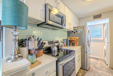 Treetops Getaway: 3BR Townhome Near Coligny Beach & Pool image 18