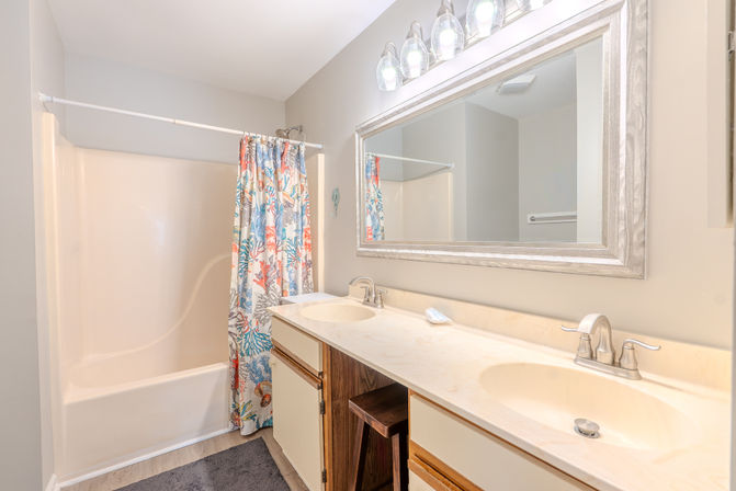 Treetops Coastal Paradise: 2BR Villa Near Coligny & Beach image 18