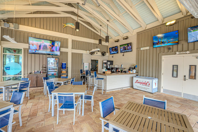 Oceanbreeze: 2BR Villa, Short Walk to Beach, Coligny & Pool image 6