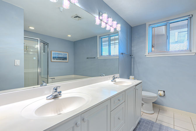 Seacrest: Oceanfront 2BR Luxury Rental with Balcony & Coligny Views image 17