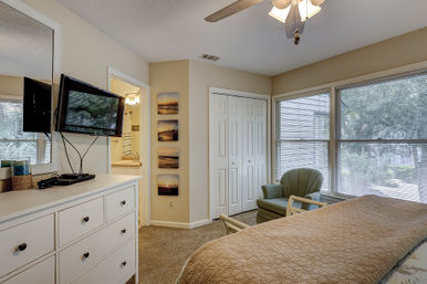 Oceanbreeze: 2BR Villa, Short Walk to Beach, Coligny & Pool image 3