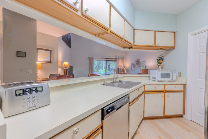 Treetops Coastal Paradise: 2BR Villa Near Coligny & Beach image 12