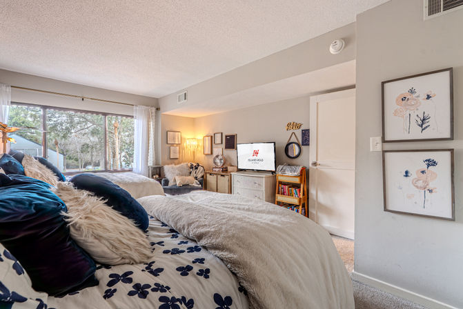 Treetops Getaway: 3BR Townhome Near Coligny Beach & Pool image 5