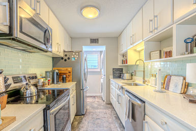 Treetops Getaway: 3BR Townhome Near Coligny Beach & Pool image 20