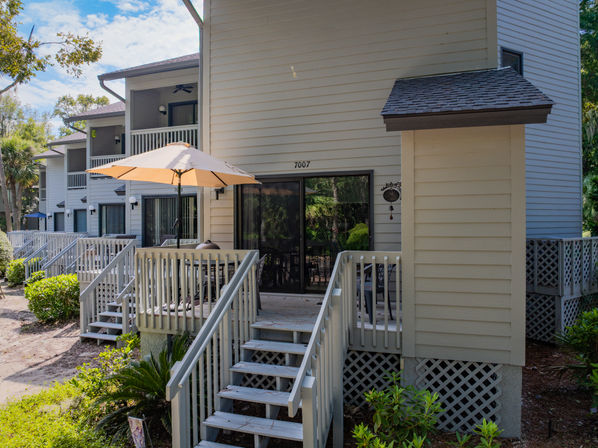 Treetops Coastal Paradise: 2BR Villa Near Coligny & Beach image 19