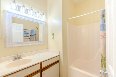 Treetops Coastal Paradise: 2BR Villa Near Coligny & Beach image 10