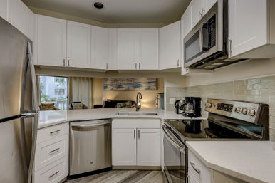 Oceanbreeze: 2BR Villa, Short Walk to Beach, Coligny & Pool image 17