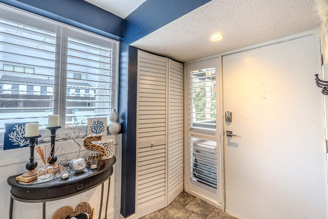 Treetops Getaway: 3BR Townhome Near Coligny Beach & Pool image 7