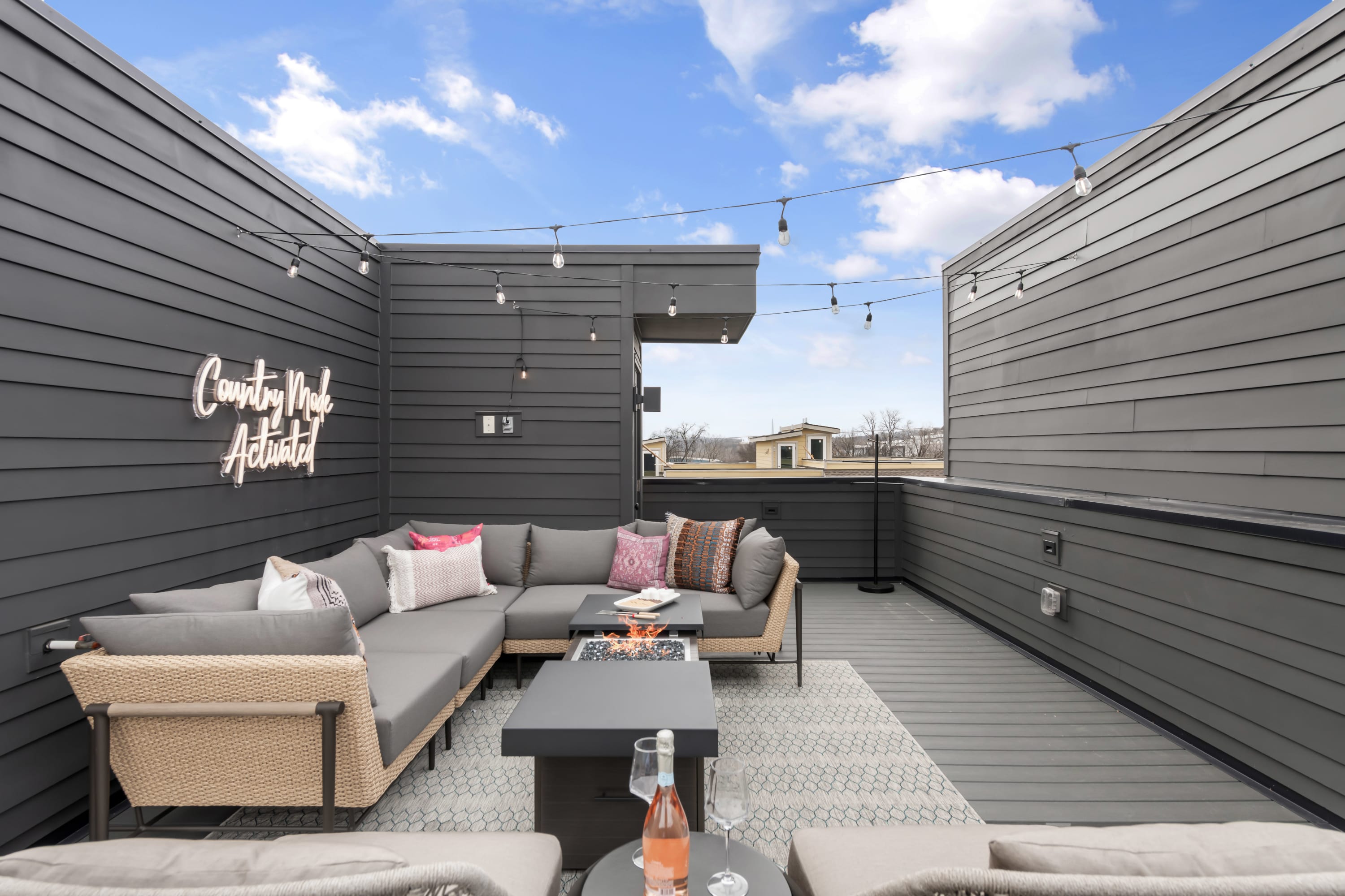 The Hubb House with Hot Tub and Rooftop Lounge image 3