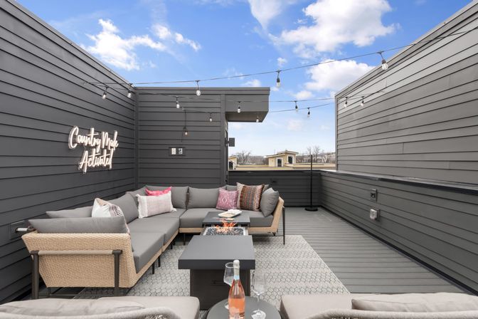 The Hubb House with Hot Tub and Rooftop Lounge image 3