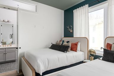 The Hubb House with Hot Tub and Rooftop Lounge image 11