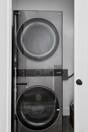 The Hubb House with Hot Tub and Rooftop Lounge image 32