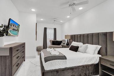 Wander Fort Lauderdale: 7-Bedroom Waterfront Retreat with Pool & Boat Dock image 51