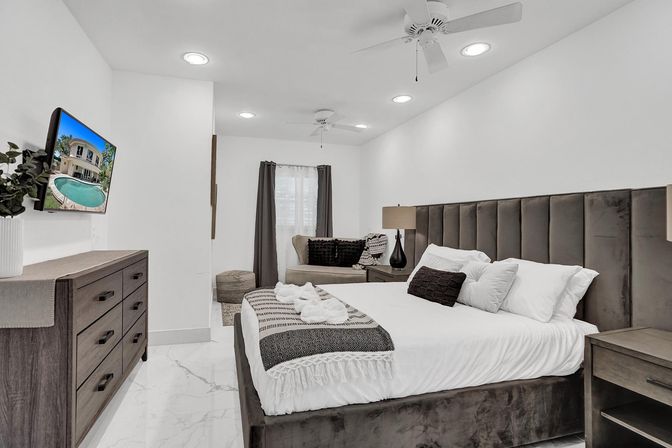 Wander Fort Lauderdale: 7-Bedroom Waterfront Retreat with Pool & Boat Dock image 51