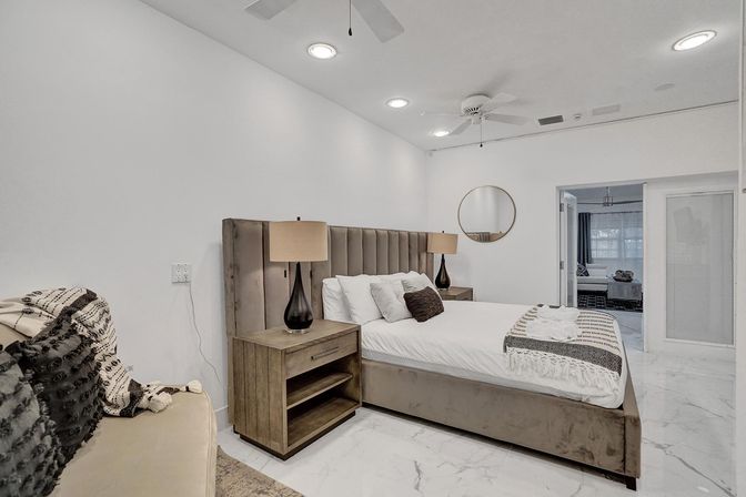 Wander Fort Lauderdale: 7-Bedroom Waterfront Retreat with Pool & Boat Dock image 54