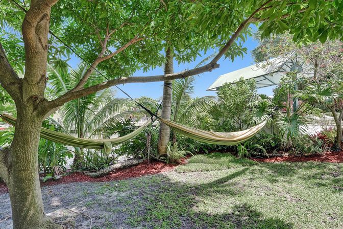 Wander Fort Lauderdale: 7-Bedroom Waterfront Retreat with Pool & Boat Dock image 78
