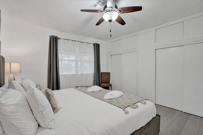 Wander Fort Lauderdale: 7-Bedroom Waterfront Retreat with Pool & Boat Dock image 16