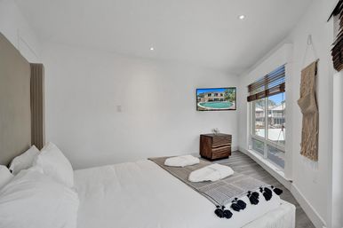 Wander Fort Lauderdale: 7-Bedroom Waterfront Retreat with Pool & Boat Dock image 59