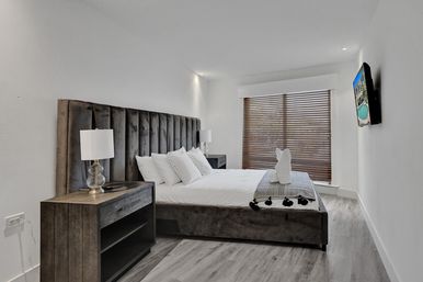 Wander Fort Lauderdale: 7-Bedroom Waterfront Retreat with Pool & Boat Dock image 61