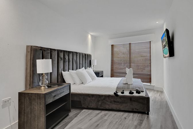 Wander Fort Lauderdale: 7-Bedroom Waterfront Retreat with Pool & Boat Dock image 61