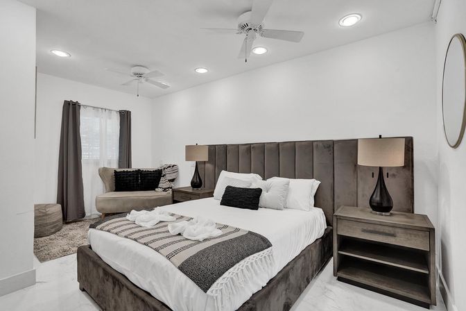 Wander Fort Lauderdale: 7-Bedroom Waterfront Retreat with Pool & Boat Dock image 52