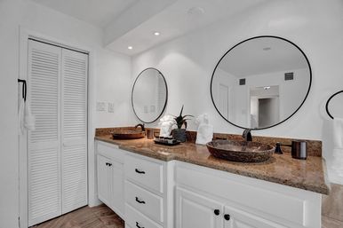 Wander Fort Lauderdale: 7-Bedroom Waterfront Retreat with Pool & Boat Dock image 71