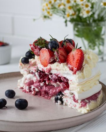 Eatable 3D floral arrangements and uniquely designed desserts image 71