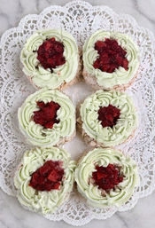 Eatable 3D floral arrangements and uniquely designed desserts image 41