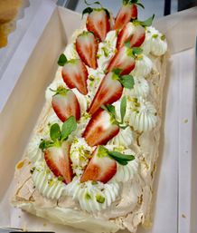 Eatable 3D floral arrangements and uniquely designed desserts image 90