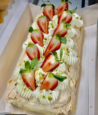 Eatable 3D floral arrangements and uniquely designed desserts image 90