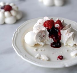 Eatable 3D floral arrangements and uniquely designed desserts image 92