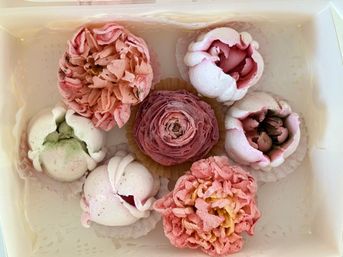 Eatable 3D floral arrangements and uniquely designed desserts image 13