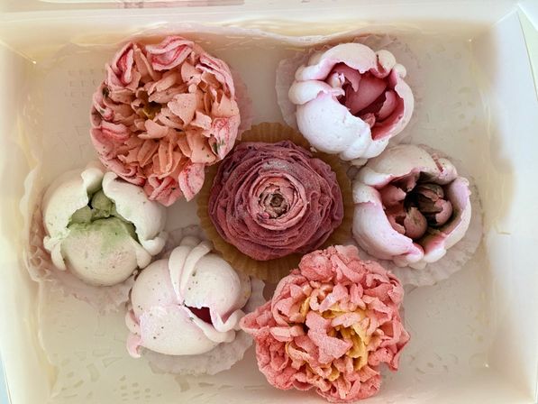 Eatable 3D floral arrangements and uniquely designed desserts image 13