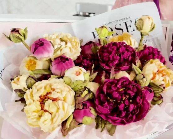 Eatable 3D floral arrangements and uniquely designed desserts image 83
