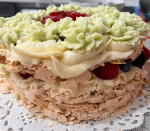 Eatable 3D floral arrangements and uniquely designed desserts image 64