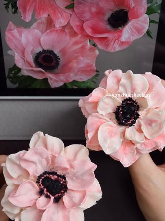 Eatable 3D floral arrangements and uniquely designed desserts image 7