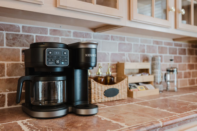 The Peachy Oaks: Ultimate Savannah Bachelorette House with Pool, Karaoke & Glam Room image 8