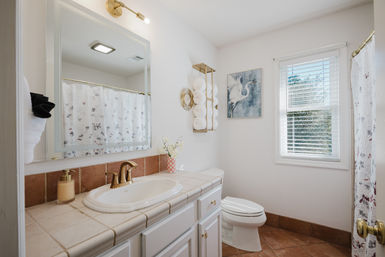 The Peachy Oaks: Ultimate Savannah Bachelorette House with Pool, Karaoke & Glam Room image 16