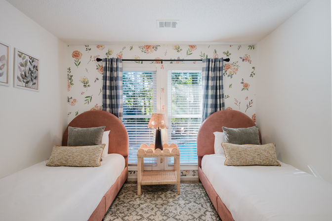 The Peachy Oaks: Ultimate Savannah Bachelorette House with Pool, Karaoke & Glam Room image 13