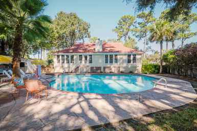 The Peachy Oaks: Ultimate Savannah Bachelorette House with Pool, Karaoke & Glam Room image 21