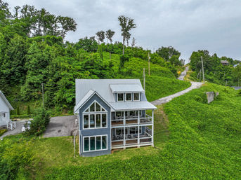 Gatlinburg Splash: Luxury Cabin with Indoor Pool, Hot Tub, Game Room + Theater Room image 33