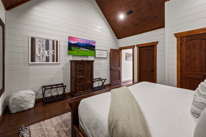Gatlinburg Splash: Luxury Cabin with Indoor Pool, Hot Tub, Game Room + Theater Room image 22
