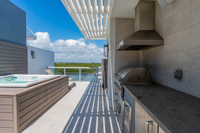 5 Story Condo W/ King Bed Jacuzzi W/ Ocean View! image 9
